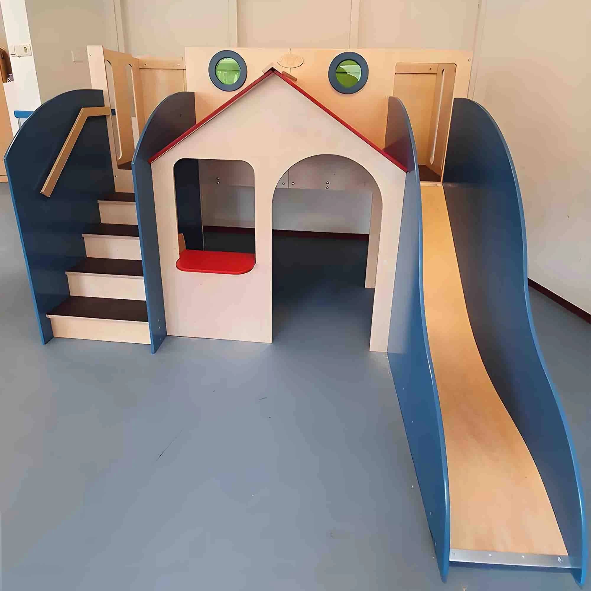 Parque infantil interior de madera moderno para ni&ntilde;os con casa de juegos y tobog&aacute;n integrados, activ