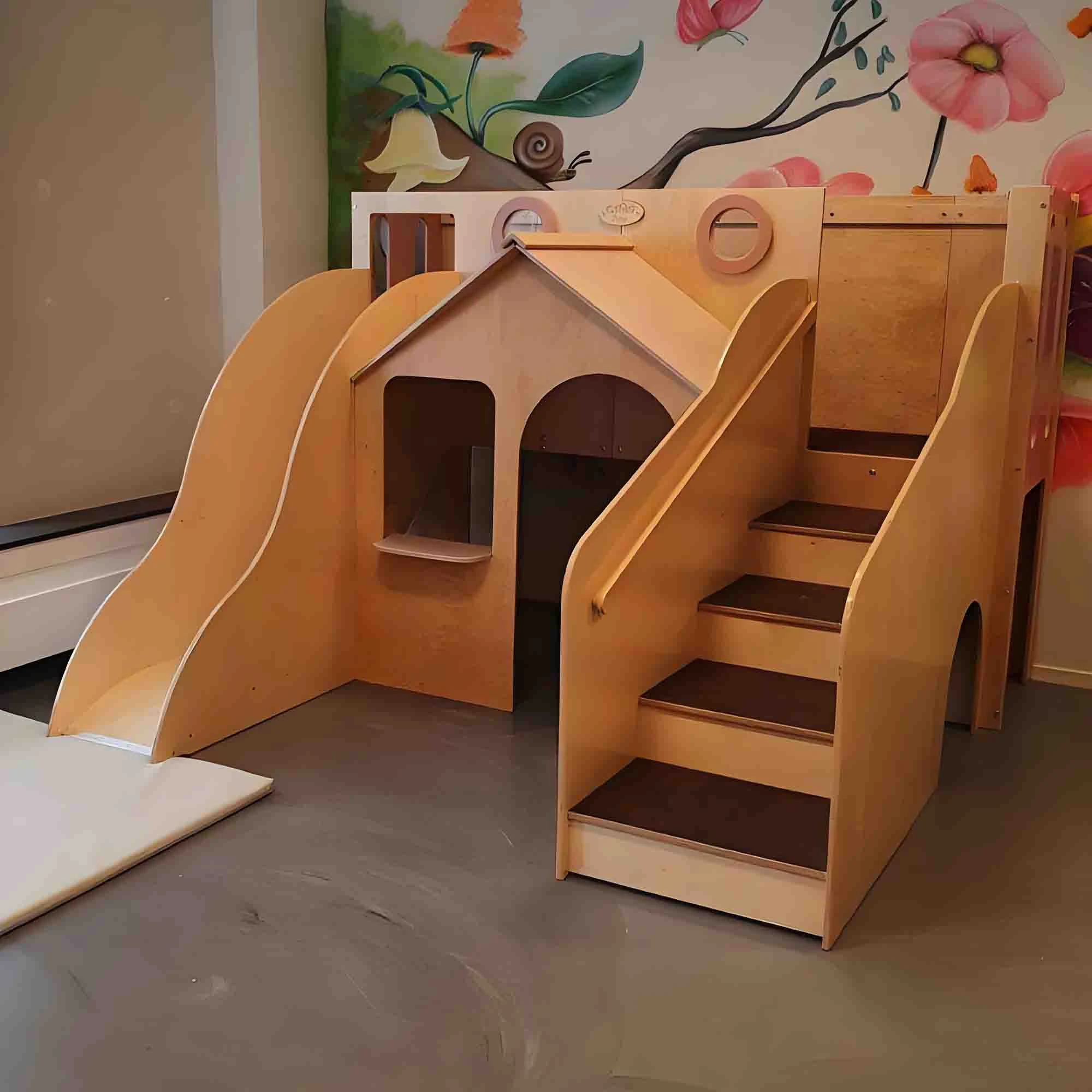 Parque infantil interior de madera moderno para ni&ntilde;os con casa de juegos y tobog&aacute;n integrados, activ