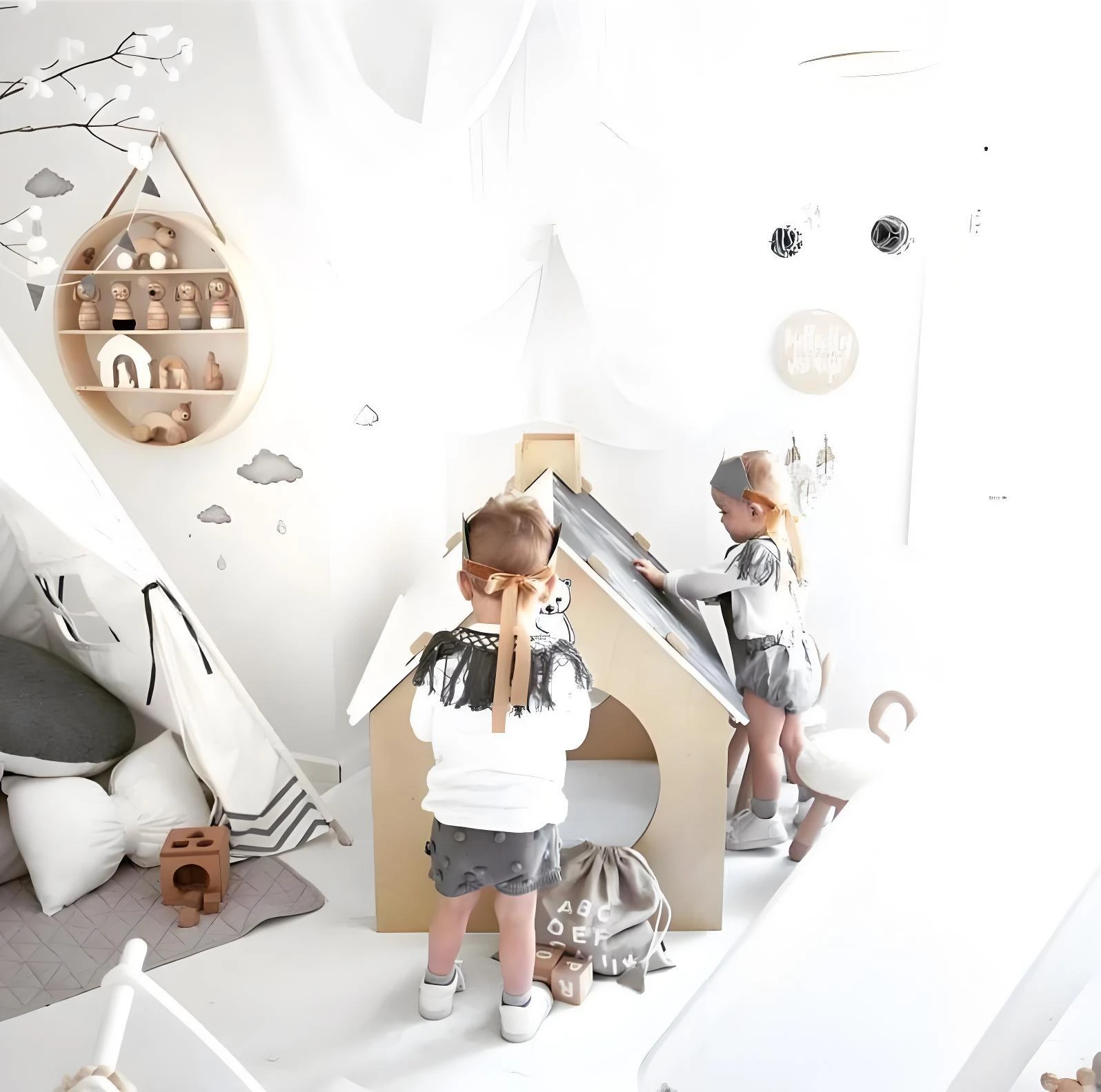 Casa de juegos para ni&ntilde;os de madera Montessori con techo de pizarra y 2 sillas, centro de actividade